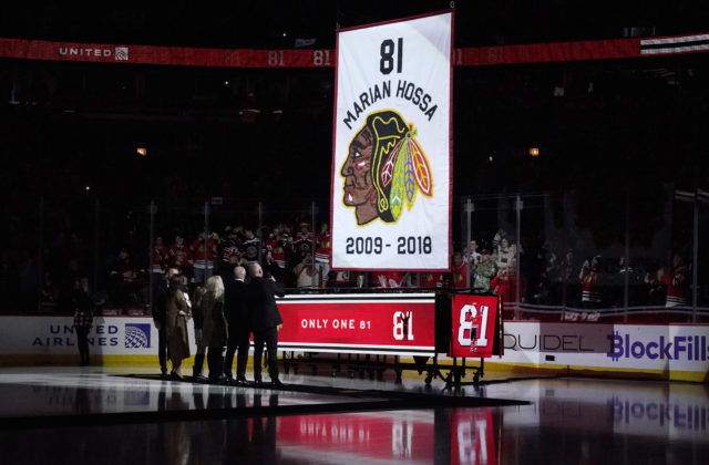 Chicago Blackhawks slávnostne vyradilo dres Mariána Hossu, putoval pod strechu United Center (video+foto)