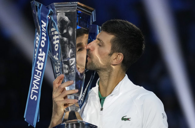 Djokovič sa stal najstarším víťazom ATP Finals, zdolal Ruuda a vyrovnal historický rekord Federera (video)
