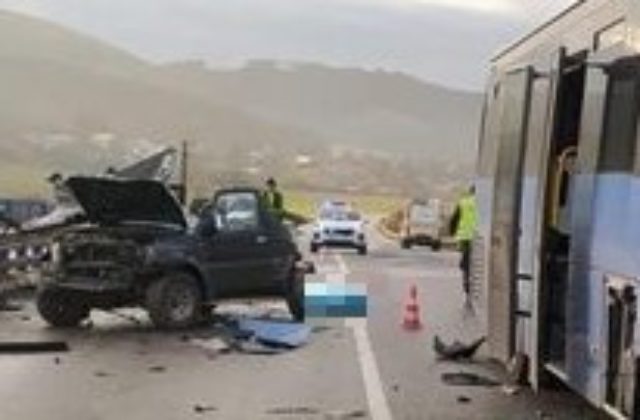 Dôchodca s autom dostal na mokrej vozovke šmyk, neprežil zrážku s autobusom (foto)