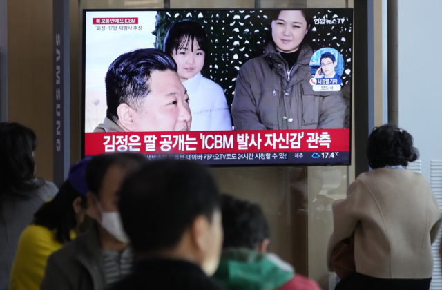 Dcéra, ktorú Kim nedávno ukázal verejnosti, by mala byť jeho druhé dieťa. Sledovali spolu štart rakety