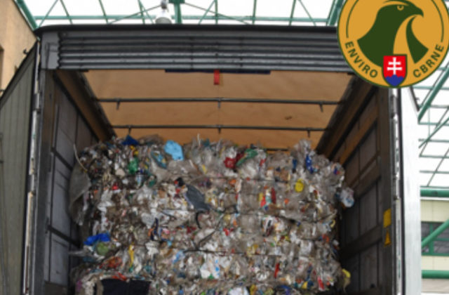 Kamión s nelegálnym odpadom smeroval z Talianska do Dubnice nad Váhom, stopli ho na hraniciach (foto)