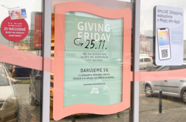 Počas piatkového „Black Friday“ podporíte svojím nákupom v dm inštaláciu fotovoltických panelov v školských zariadeniach