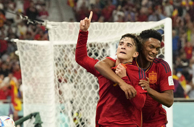 Španieli ako prví v histórii MS vo futbale zaznamenali tisíc prihrávok v jednom zápase a Gavi pripomenul Pelého