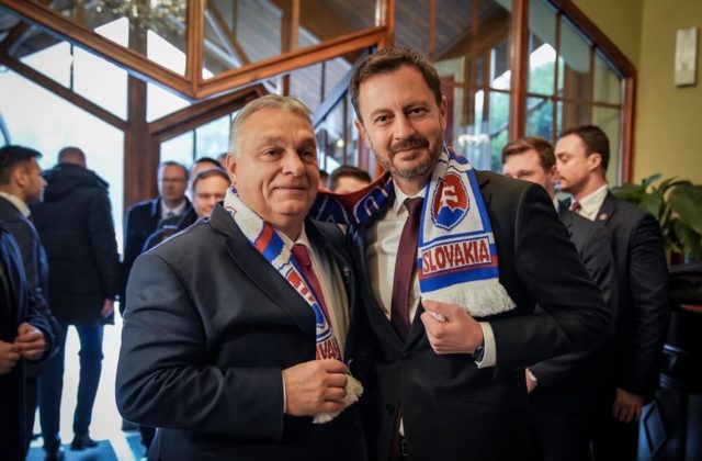 Heger si všimol, že Orbán má „starý“ šál a daroval mu jeden s nápisom Slovakia (foto)
