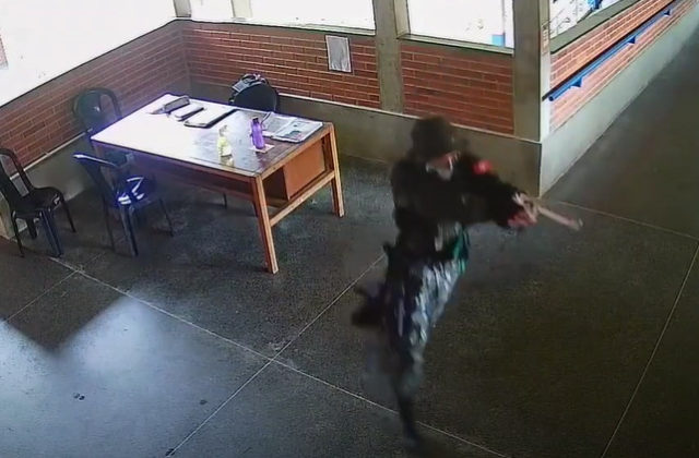 Muž vtrhol do dvoch škôl a spustil streľbu, útok si vyžiadal mŕtvych aj zranených (video)