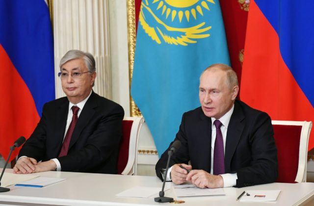 Tokajev sa stretol s Putinom, jeho návšteva v Moskve má istú politickú symboliku