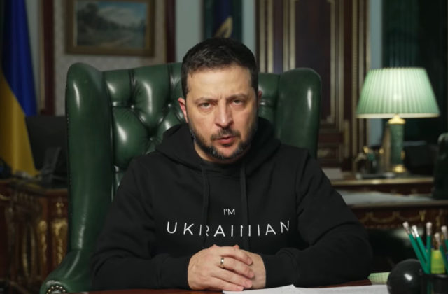 Rusi opäť bombardovali Cherson, podľa Zelenského za jediný týždeň podnikli v oblasti až 258 útokov (video)