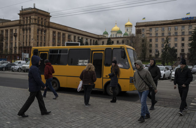 Ruské rakety zasiahli súkromný podnik v Dnepre, vypukol požiar a zranilo sa aj trinásť ľudí