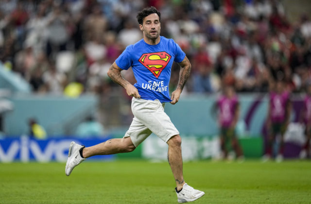 Duel Portugalska proti Uruguaju prerušil muž, ktorý vbehol na ihrisko s nápismi na tričku a dúhovou vlajkou v rukách