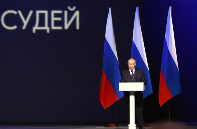 Putin chce čo najskôr zriadiť v ilegálne anektovaných oblastiach Ukrajiny ruské federálne súdy