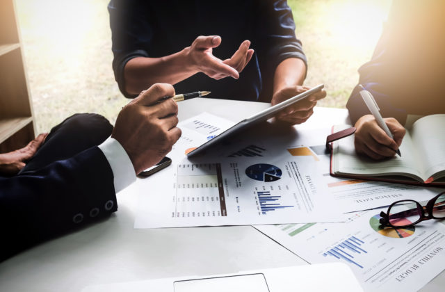 Banky menia prijímacie procesy a hľadajú nových ľudí. Kvalifikovaných odborníkov odmeňujú nadpriemerne