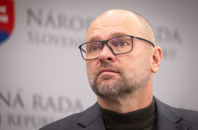 SaS chce v parlamente odvolať vládu. Toto trápenie musíme čo najskôr skončiť, vyhlásil Sulík (video)