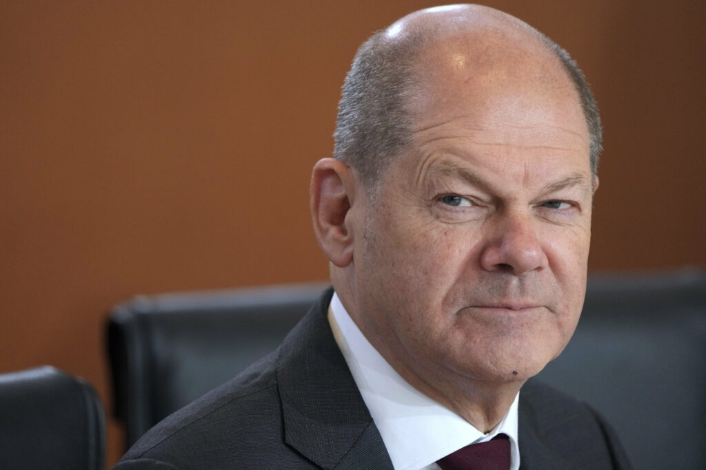 Scholz hodinu telefonoval s Putinom, ruského prezidenta vyzval na diplomatické riešenie vojny na Ukrajine
