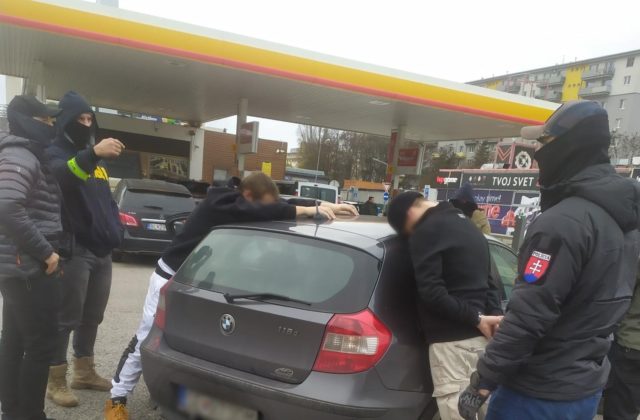 Polícia zadržala drogových dílerov v rámci akcie Vlk, zaistila omamné látky a strelnú zbraň (foto)