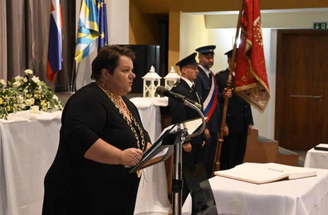 Primátorke Zmarzlákovej klesol plat o takmer 800 eur, poslanci Trstenej odklepli navýšenie len o 15 percent