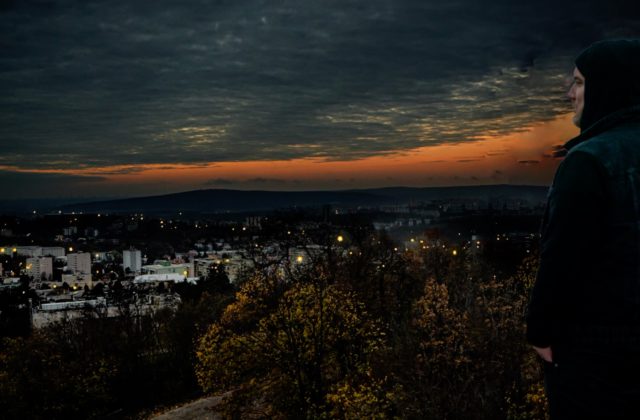 Lukáš Adamec zverejnil lyrics video k vianočnej skladbe Domov