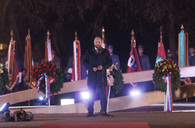 Slováci si môžu uctiť padlých hrdinov bez mena na novom pietnom mieste, odhalili Hrob neznámeho vojaka (foto+video)