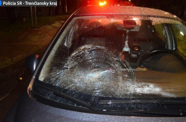 Vodička Peugeotu zrazila dôchodkyňu kráčajúcu po prechode, zraneniam neskôr podľahla