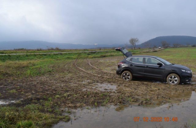 Auto s migrantmi pred políciou zmenilo smer jazdy, skončilo v poli (foto)