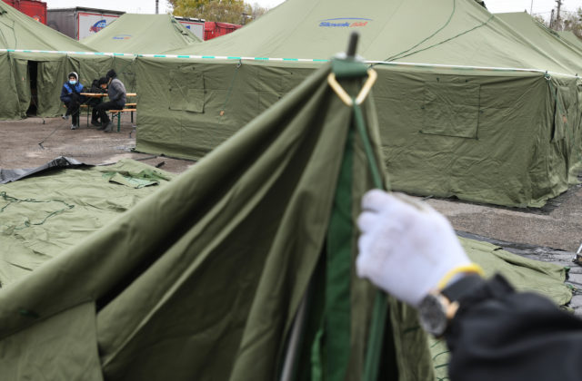 Ministerstvo vnútra zníži počet stanov pre utečencov v Kútoch o polovicu, očakáva ďalší pokles nelegálnej migrácie