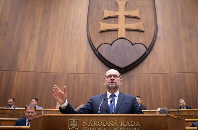 Pätnásti poslanci navrhujú odložiť hlasovanie o nedôvere vlády až na január, strana SaS to považuje za úsmevné