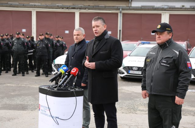 Mikulec odovzdal hraničnej a cudzineckej polície 27 vozidiel, slúžiť majú aj na ochranu Schengenu (video+foto)