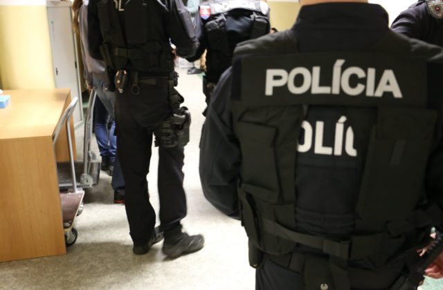 NAKA zatkla bývalého šéfa komanda a príslušníkov Kriminálneho úradu finančnej správy