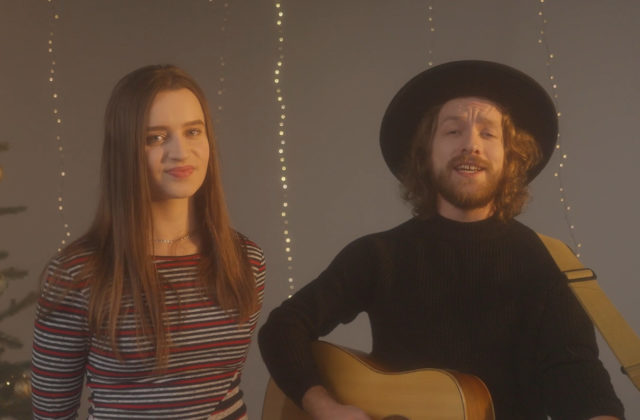 Peter Juhás zverejnil vianočný duet s Luciou Večeřovou, Dobrý skutok je hymnou charitatívneho projektu