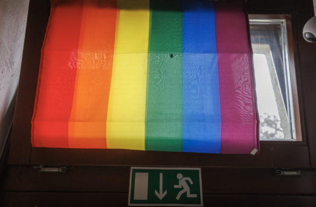 Kapelu napadli v Skalici za vyvesenie dúhovej vlajky, polícia už obvinila jednu osobu