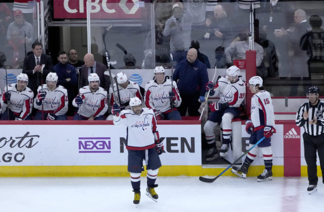 Ovečkin strelil hetrik a dosiahol métu 800 gólov. Černák skóroval prvýkrát v sezóne, Tatar s „diablami“ neuspel (video)