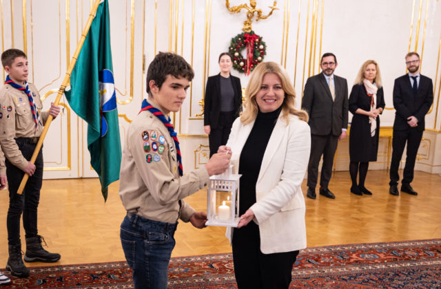 Betlehemské svetlo čaká tradičná cesta vlakmi po Slovensku, skauti už boli u prezidentky a pôjdu aj na Lomnický štít (foto)