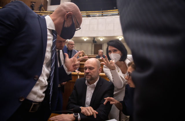 SaS určite nemá v úmysle skladať novú 76-tku, podľa Sulíka sú na stole tri scenáre