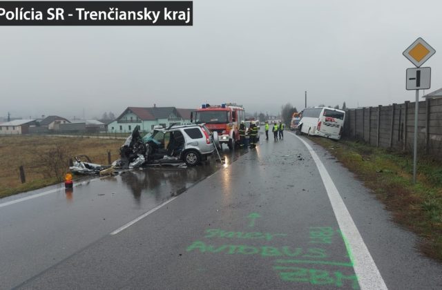 Zrážka auta s autobusom stála vodiča život, nehoda však mohla mať ešte fatálnejšie následky (foto)