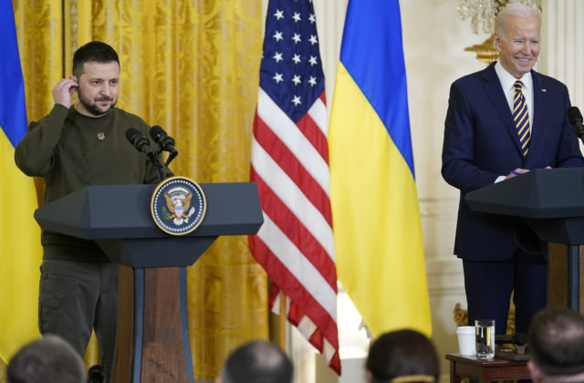 Nikdy nebudete sami, vypočul si Zelenskyj od Bidena a USA pošlú Ukrajine pomoc za dve miliardy