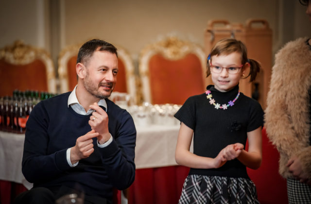 Premiér Heger prijal deti z detského domova a ich vychovávateľov (foto)