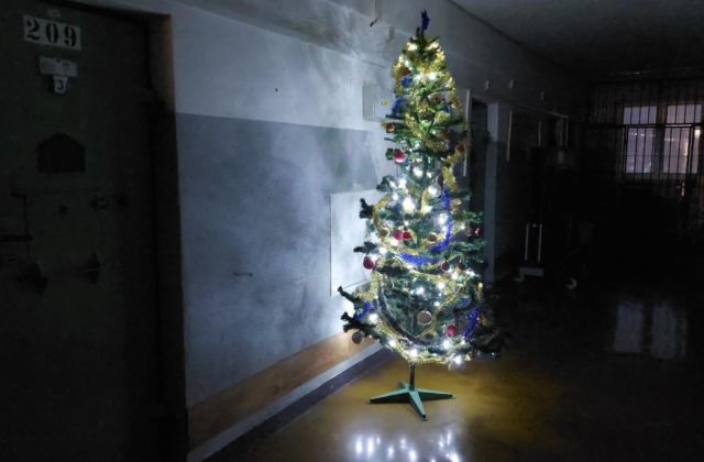 Bohatý program, videonávštevy aj mimoriadne voľno. Aj také sú Vianoce v slovenských väzniciach (foto)