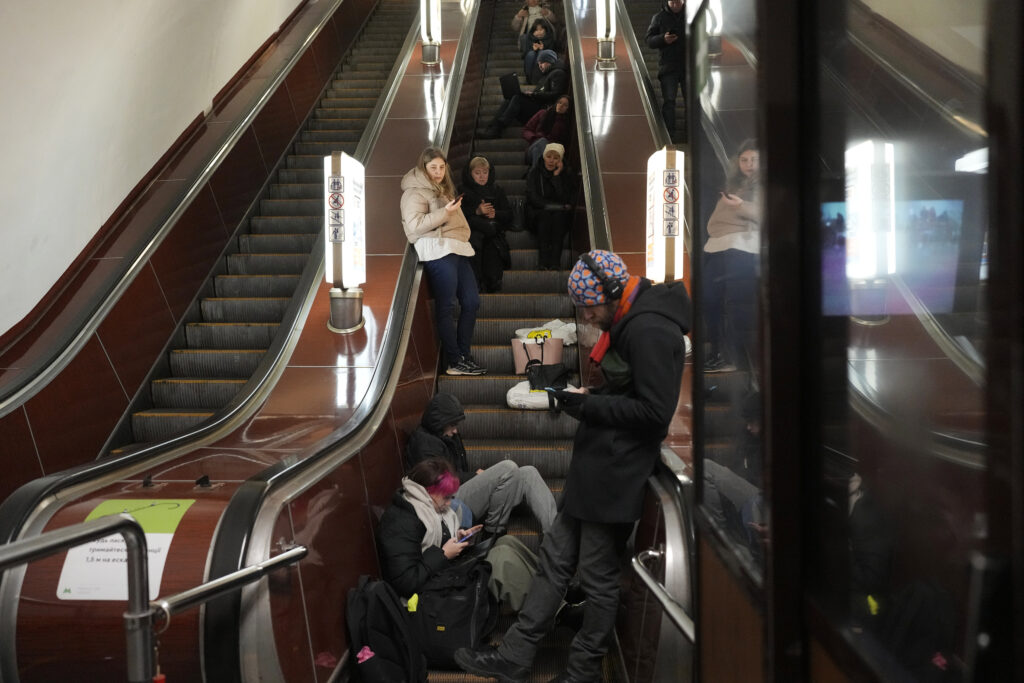 V Kyjeve je po raketovom útoku bez elektriny 40 percent ľudí, inžinieri pracujú na obnovení energií