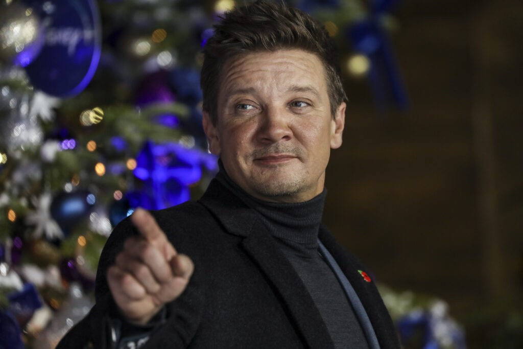 Hviezda marveloviek Jeremy Renner je po kurióznej nehode vo vážnom stave