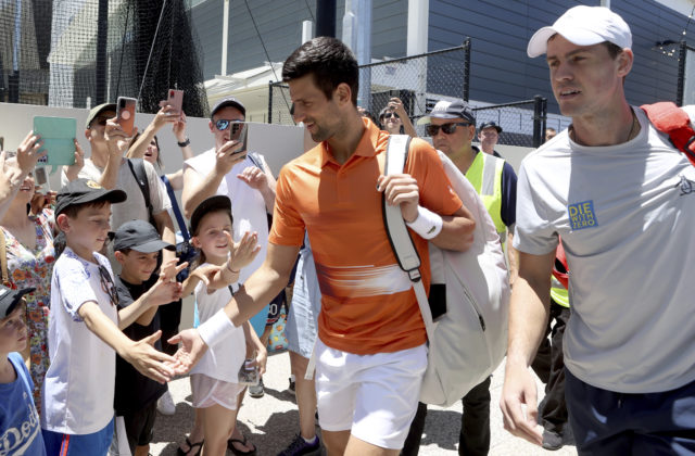 Djokovič má za sebou prvý duel v Austrálii, návštevnosť bola nezvykle vysoká a diváci kričali „Novak, Novak“