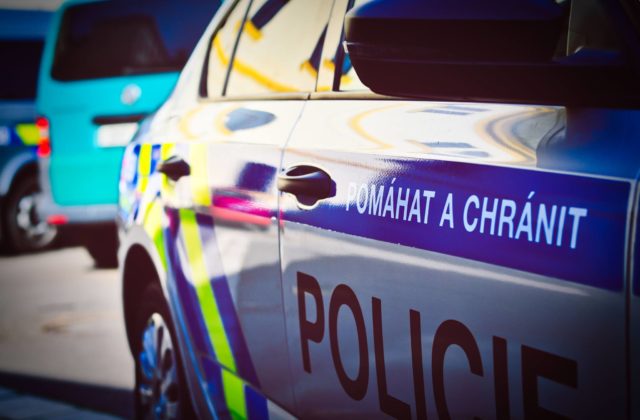 Českí policajti zadržali muža, ktorý pred 27 rokmi vylúpil v Nitre dodávku s peniazmi. Už sa na nich tešil