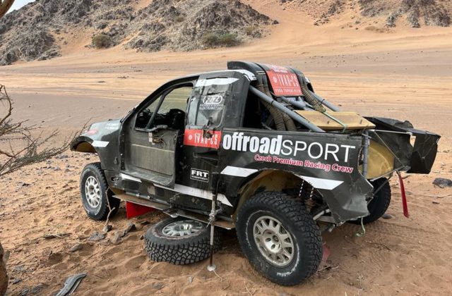 Sýkora a Zapletal mali na Rely Dakar 2023 nehodu, auto spadlo zo skaly a viackrát sa prevrátilo na strechu (video+foto)