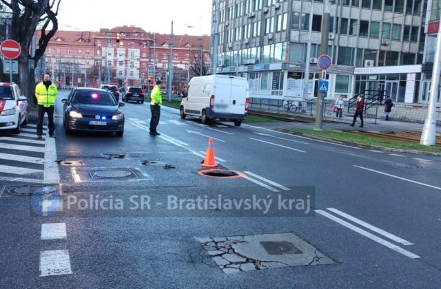 Na Miletičovej ulici v Bratislave sa prepadla vozovka