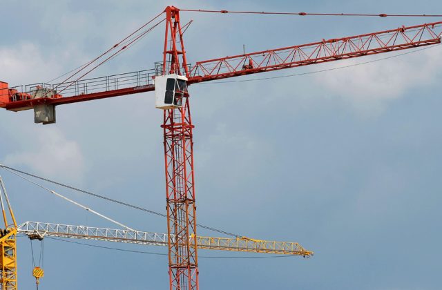 Pri páde žeriava na nákupné centrum v Nórsku zomrel jeden človek