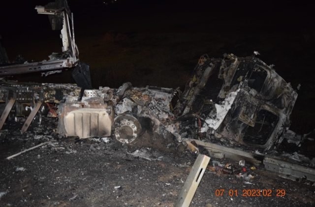 Vodič Audi neprežil čelnú zrážku, kamión zišiel do priekopy a začal horieť (foto)