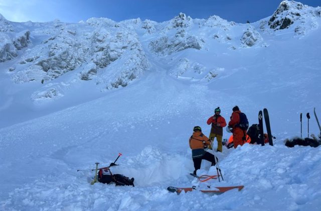 Pod Chopkom spadli dve lavíny a strhli lyžiarov (foto)