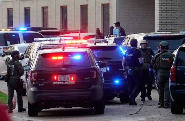 Muž v Budapešti pobodal troch policajtov, jeden zraneniam podľahol