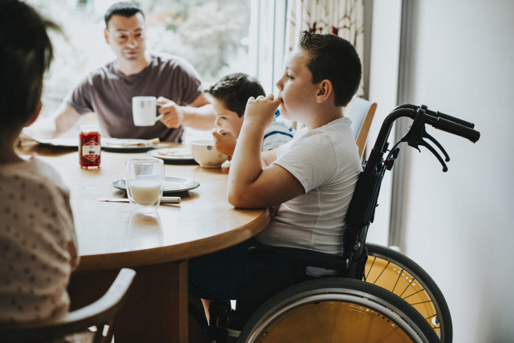 Osoby starajúce sa o ťažko zdravotne postihnuté dieťa by mohli od mája požiadať o príspevok na opatrovanie skôr