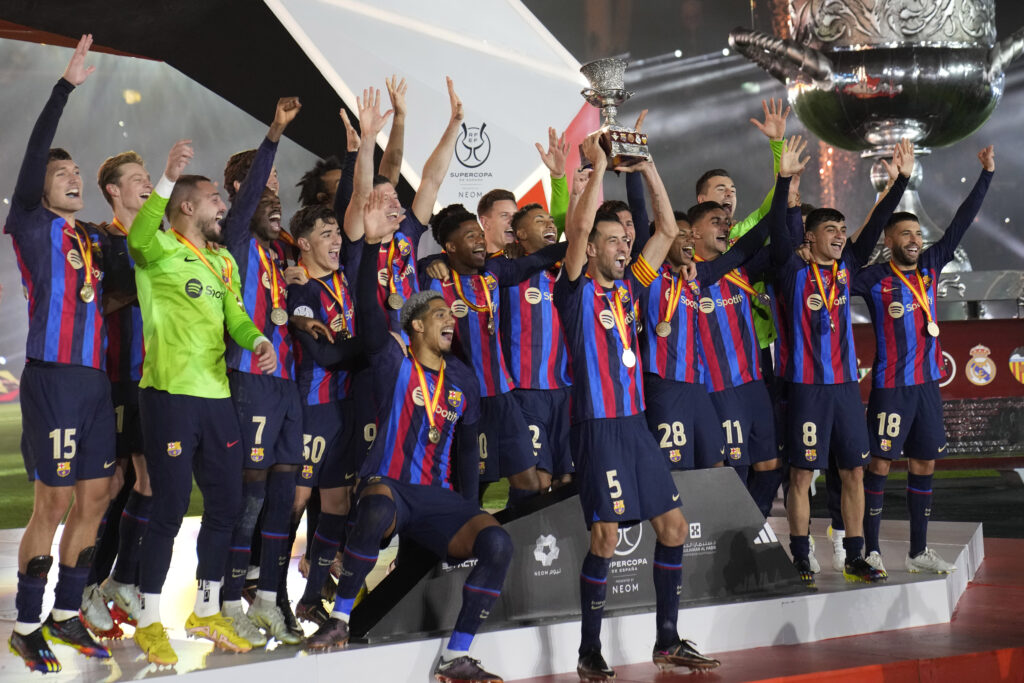 Barcelona zdolala v Španielskom superpohári Real Madrid. Toto nám pomôže získať pokoj, povedal tréner Hernández (video)