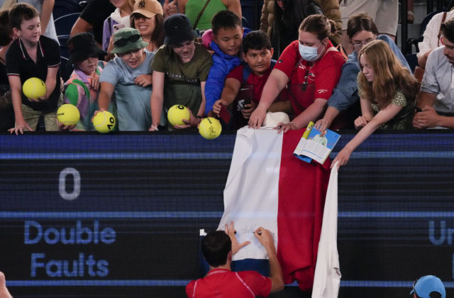 Na Australian Open zakázali ruské a bieloruské vlajky. Jednou mávali počas triumfu Ukrajinky Baindlovej, druhú podpísal Medvedev