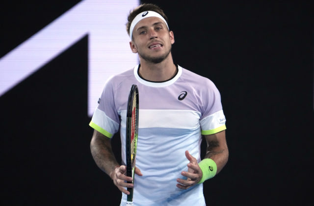 Molčan na Australian Open viedol 2:0 na sety, z päťsetovej drámy však nakoniec vyšiel víťazne Auger-Aliassime